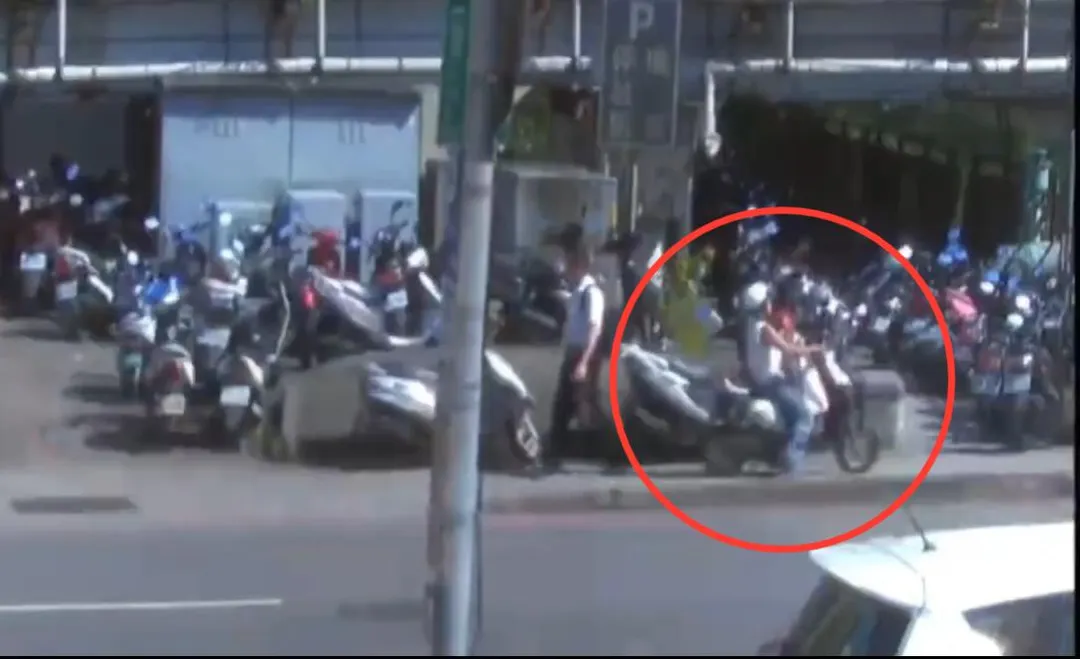 婦人騎車違規逆向行駛。（圖／翻攝畫面）