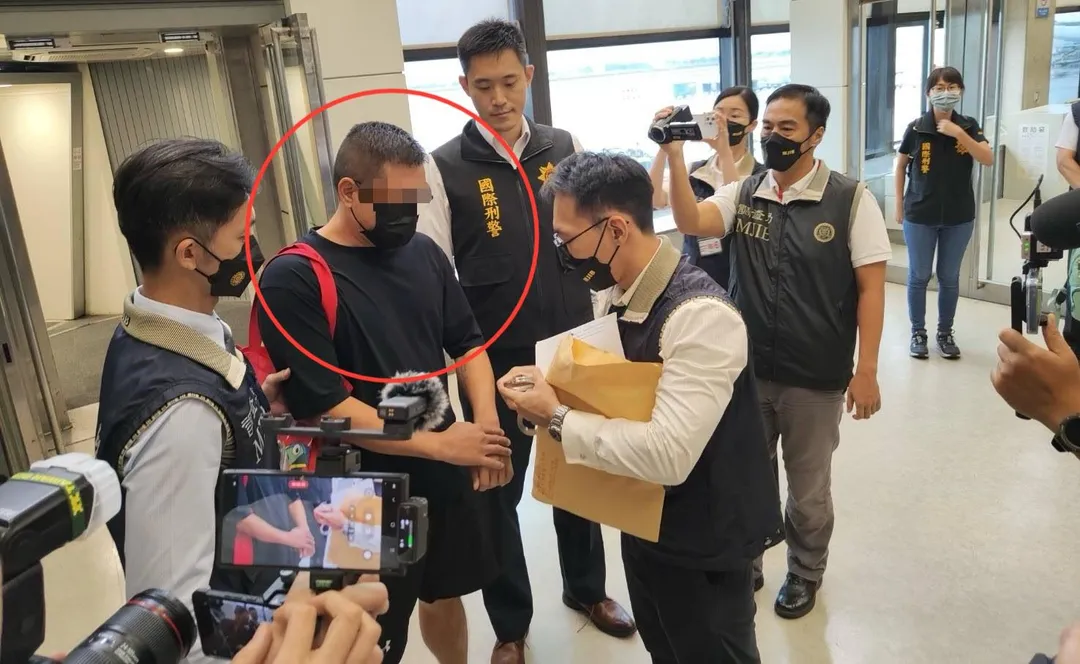 毒梟黃男今遭押解返台。（圖／翻攝畫面）