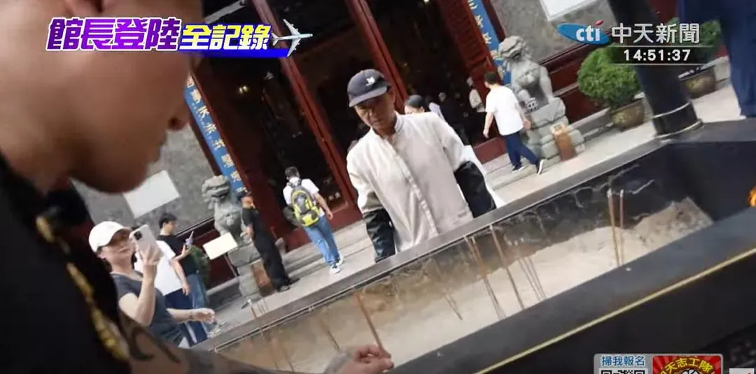 館長在插香時遇到發爐。（圖／中天新聞）