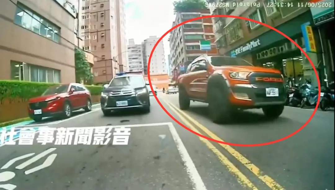橘色皮卡在警車前逆向相當囂張。（圖／翻攝自社會事新聞影音）