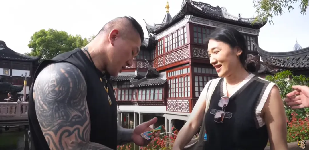 有大陸女粉絲特地來見館長，並贈送關公袍，象徵「關關難過關關過」的祝福。（圖取自館長惡名昭彰YouTube）