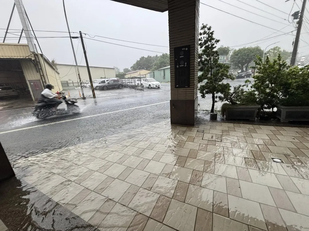 有民眾表示仁武八卦公園停車場對面水溝排水不良，積水就快淹進民宅。（圖／翻攝自{仁武人}※大小事臉書公開社團）