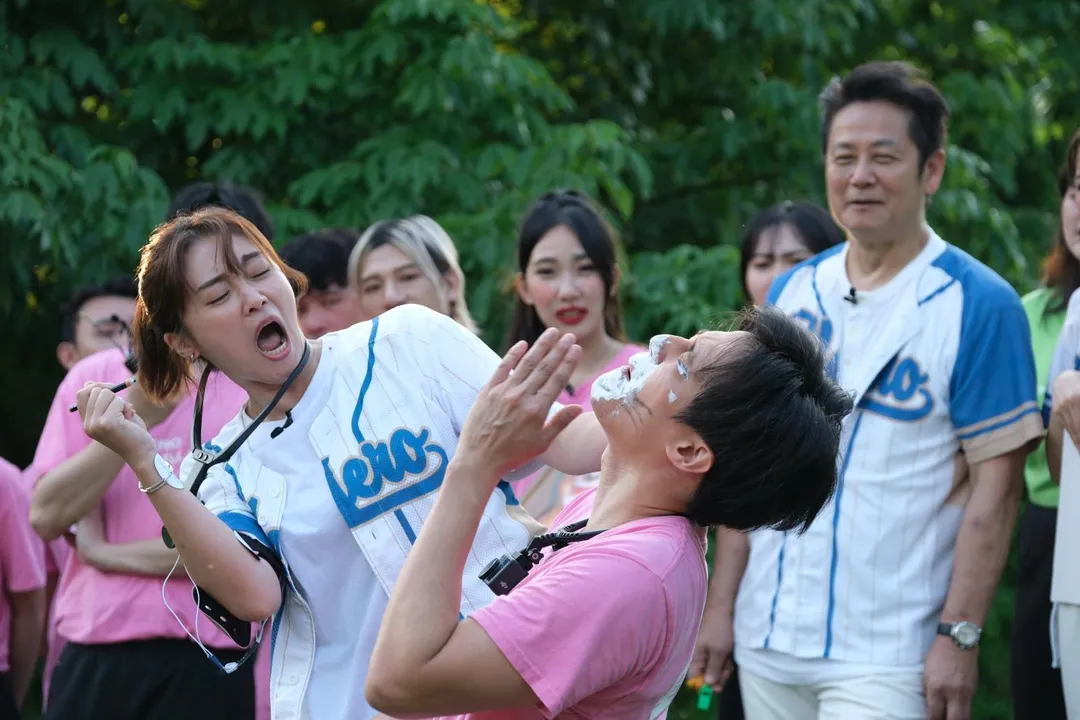徐新洋被張文綺戳到眼球,痛喊:「快瞎了!」(圖/東森綜合台提供)