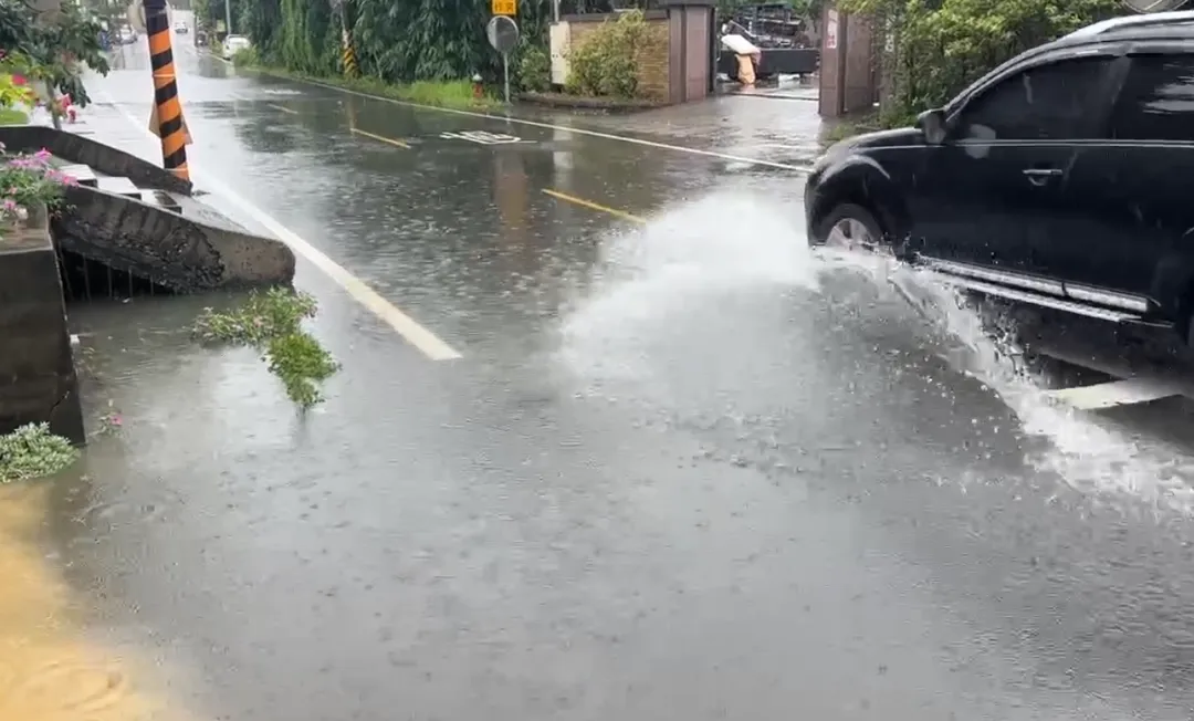 車輛經過濺起水花。（圖／中天新聞）