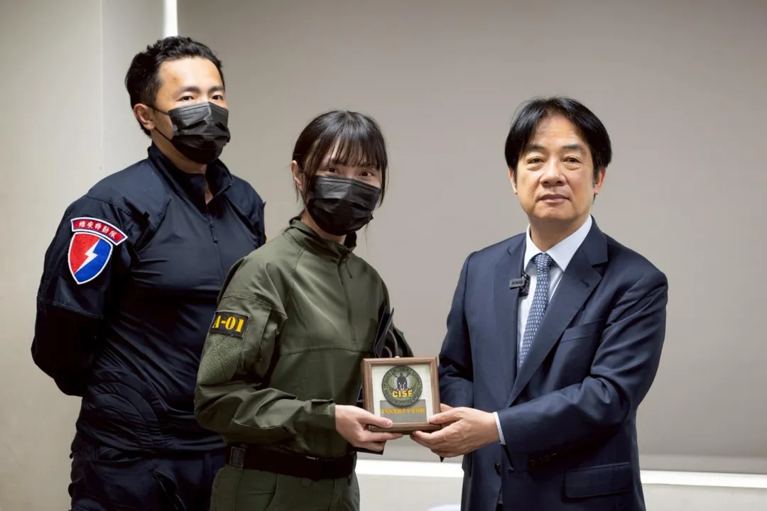 保二特勤隊致贈賴總統紀念品。(圖/總統府)