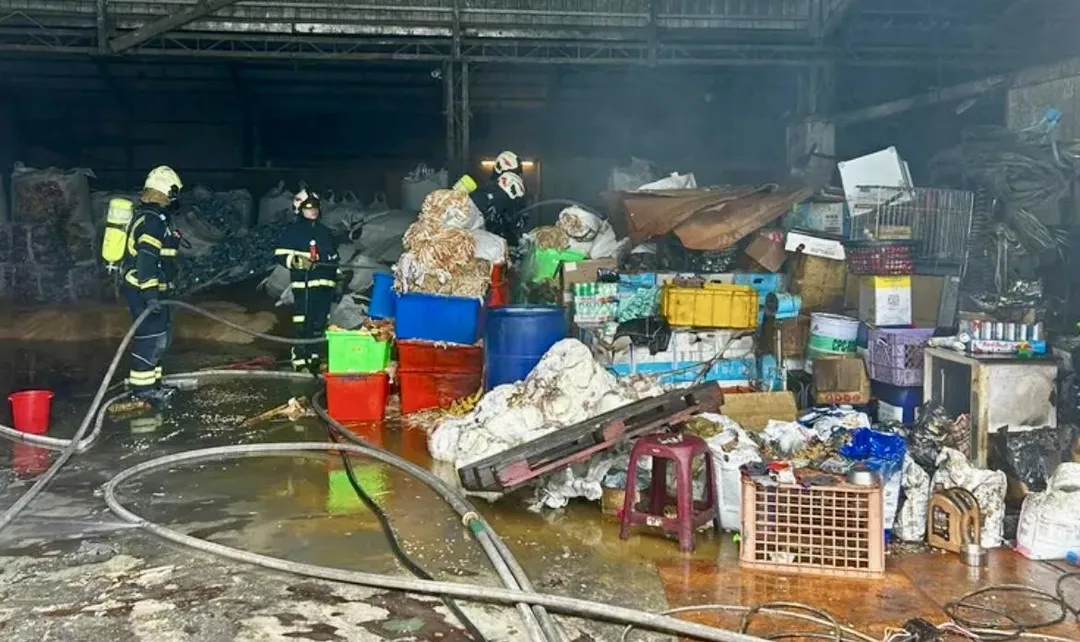 桃園今下午發生工廠氣爆火警。（圖／翻攝畫面）