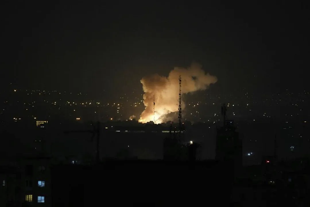 德黑蘭13日發生大爆炸,煙霧升騰。(圖/美聯社)