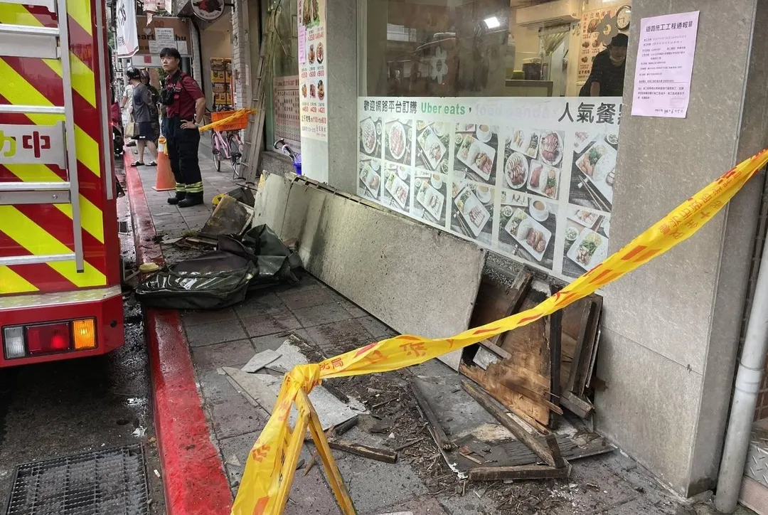 松山區一名少年墜樓送醫搶救。（圖／翻攝畫面）