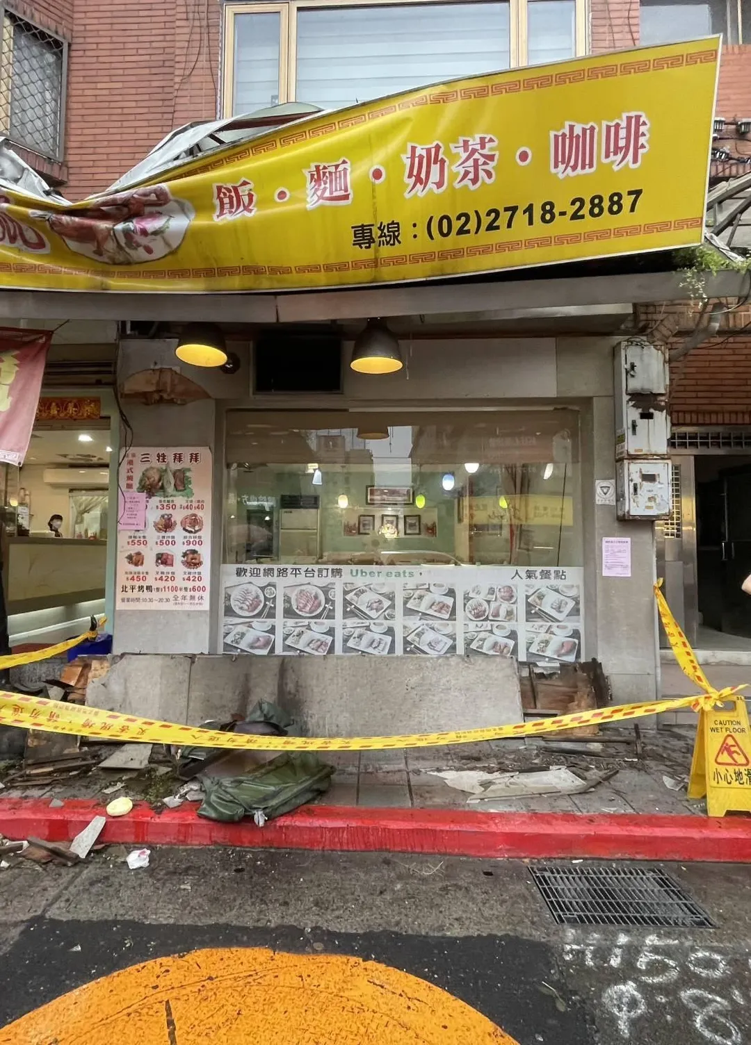 少年從8樓墜落砸中2樓招牌。（圖／翻攝畫面）