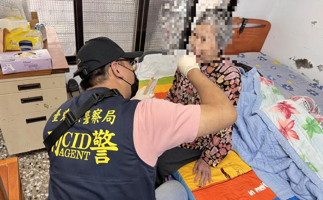 關山分局偵查隊鑑識人員採集家屬DNA。（圖／翻攝畫面）
