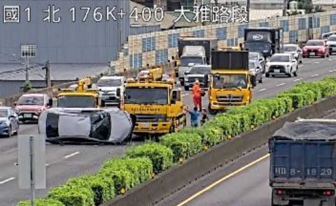 國1大雅段今晨發生翻覆車禍。（圖／翻攝畫面）