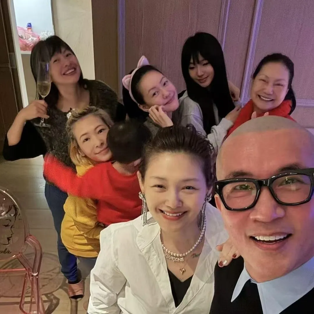 大S生前與家人朋友聚會照。(圖/翻攝自小S徐熙娣 臉書)