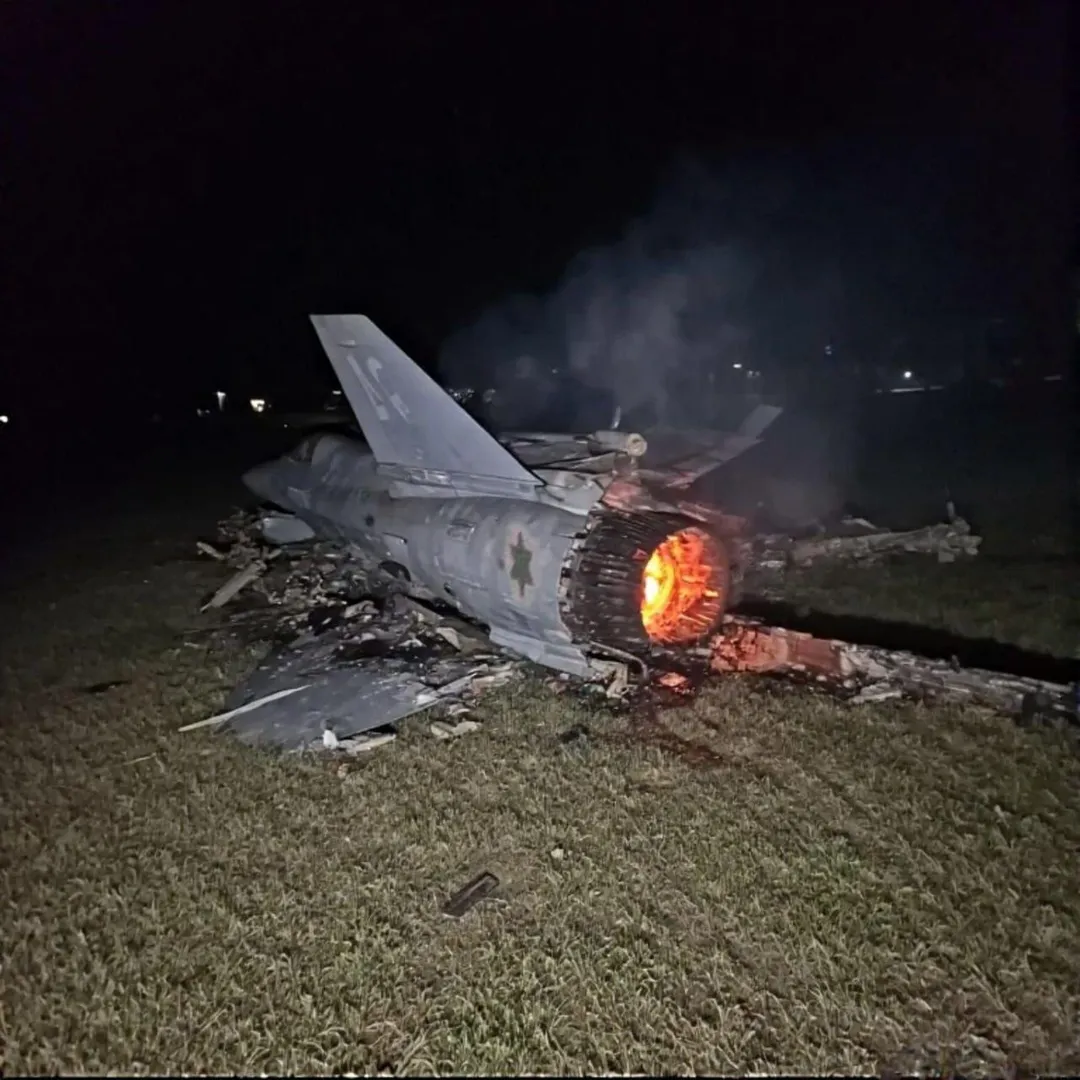 伊朗方面宣稱擊落以色列F-35戰機,但照片遭質疑是AI合成。(圖/翻攝X)