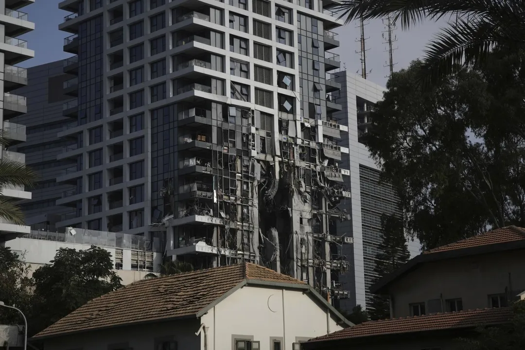 特拉維夫一棟住宅被伊朗飛彈擊中。(圖/美聯社)