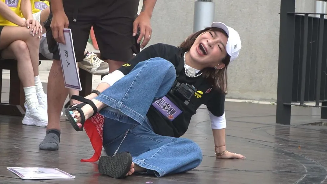王彩樺一腳踏上「按摩拖鞋」痛到倒地。(圖/節目單位提供)
