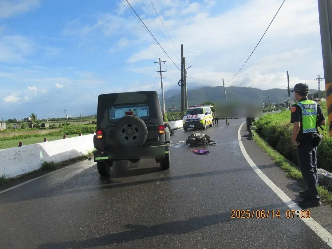 屏東縣車城鄉14日上午發生一起軍車與機車碰撞車禍。（圖／翻攝畫面）