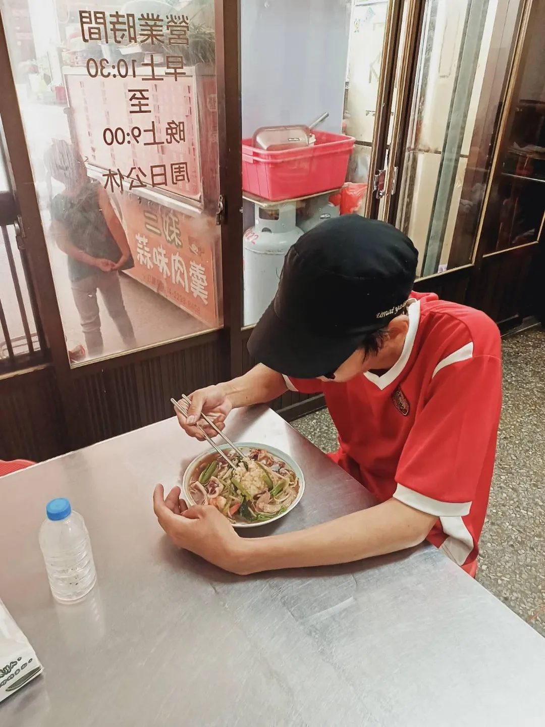 21歲青年疑遭父親軟禁長達十餘年,難得飽餐一頓。(圖/蘇乙青提供)