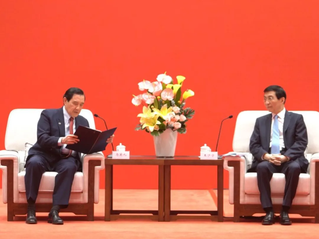 15日，在第17屆海峽論壇開幕前，馬英九在與王滬寧（右）會面。（圖／中天新聞）