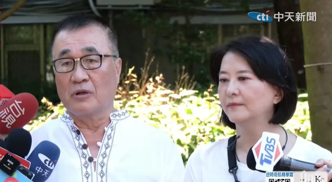 台北市副市長李四川為國民黨立委王鴻薇市場掃街宣講反罷免。（圖／中天新聞）
