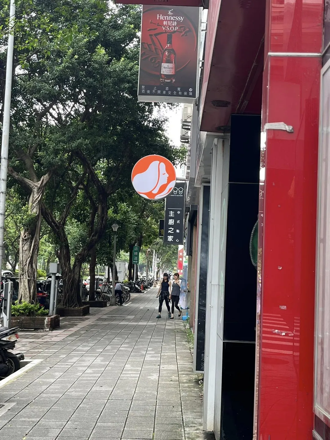 「橘底、白臉、白頭髮」Logo是2023年推出的新版本。（圖／翻攝自「路上觀察學院」臉書公開社團）