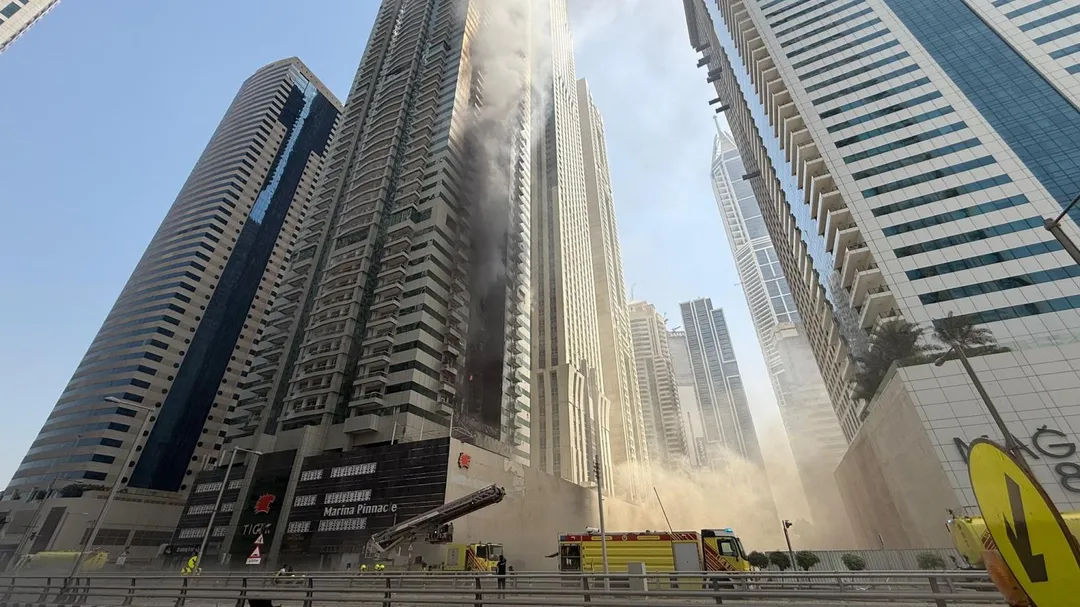 杜拜一棟67層樓高的住商混合大樓驚傳火警。（圖／Dubai Media Office）