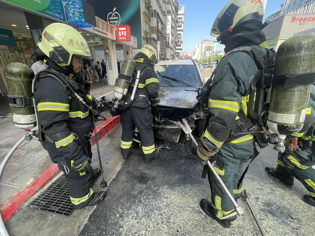 台北市消防局接獲報案後,立即派員前往現場進行灌救,消防人員到場後迅速控制火勢,成功將火勢撲滅,現場並未造成任何人員傷亡。(圖/北市消防局提供)