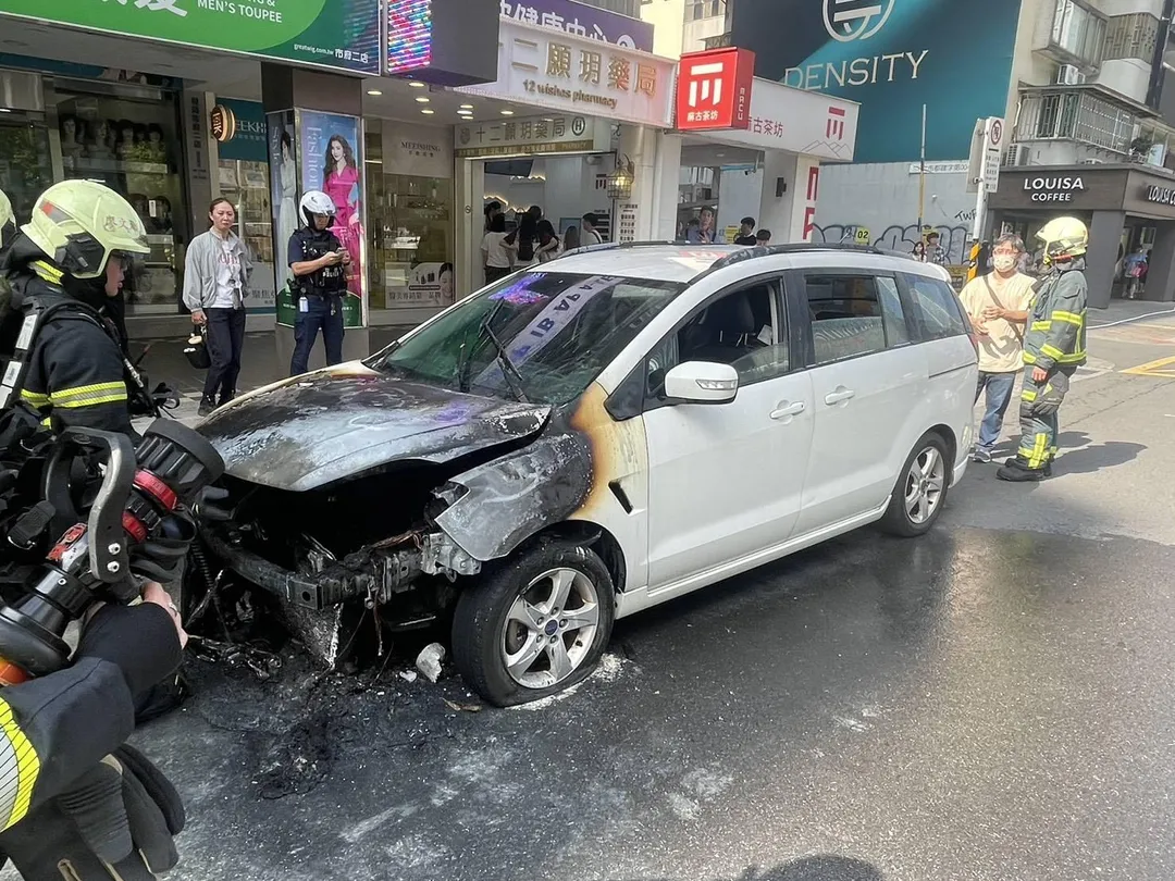 今(15)日下午3點左右,台北市信義區統一時代百貨對面驚傳火燒車事故。(圖/北市消防局提供)