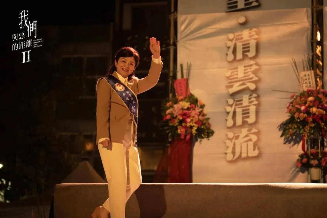 楊貴媚被網友讚上競選講台的背影超有戲。（圖／公視、公視+ &nbsp;提供）
