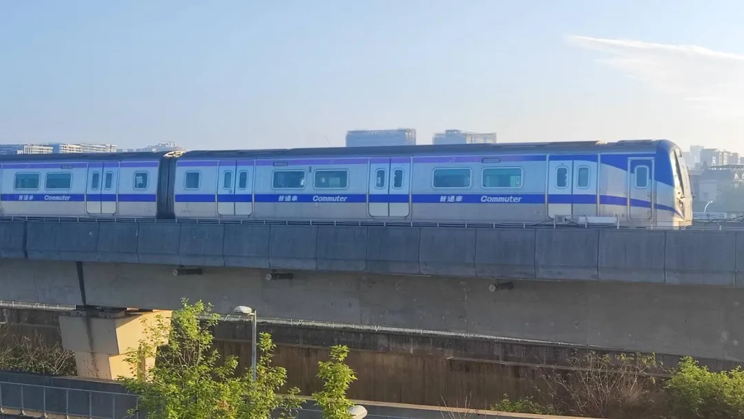桃園機場捷運A8長庚醫院站15日下午發生轉轍器無定位訊號異常事件，造成2列列車延誤，約300名旅客受到影響。（圖／桃捷公司提供）