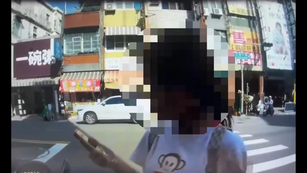高雄女騎士因未戴安全帽被開單，不但拒絕簽署舉發單，還情緒失控咬傷員警，最後遭依妨害公務罪嫌移送法辦。（圖／翻攝畫面）