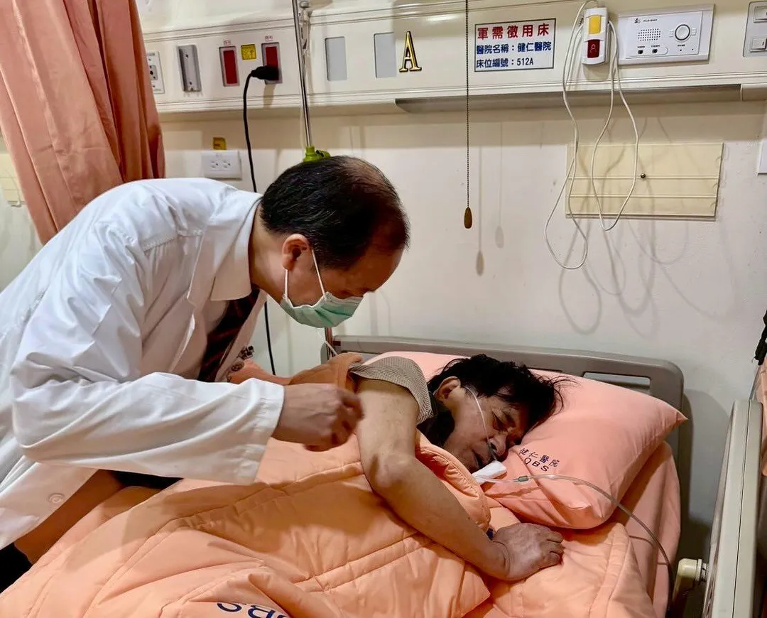 陳水扁因為血便，接受檢查無痛胃腸鏡檢查。（圖取自陳水扁脆）
