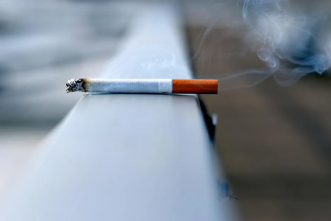 根據國健署去年發布的健康促進年報,平均每三個人就有一人暴露於家庭二手菸環境,甚至面臨三手菸殘留的長期危害。(圖/unsplash)