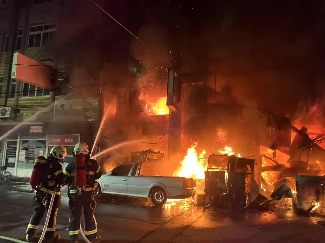 彰化田中鎮福安路上電器行及羊肉羹店鐵皮建築物起火燃燒。（圖／中天新聞）