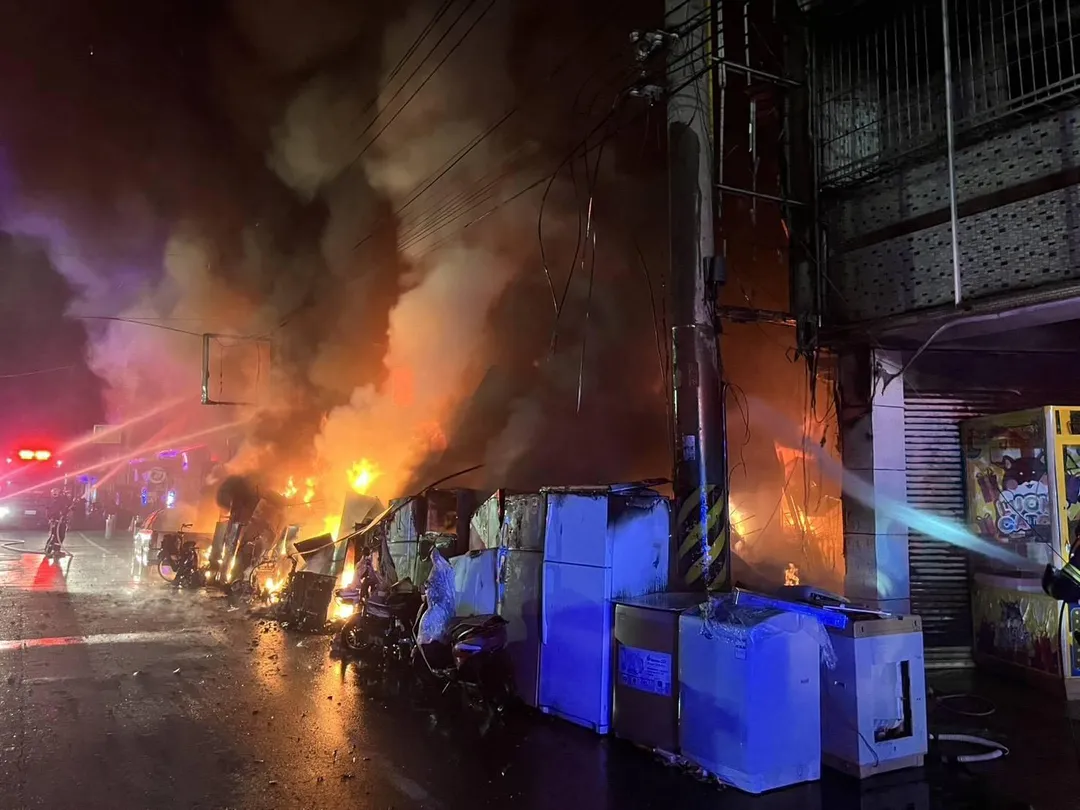 彰化田中鎮福安路上電器行及羊肉羹店鐵皮建築物起火燃燒。（圖／中天新聞）