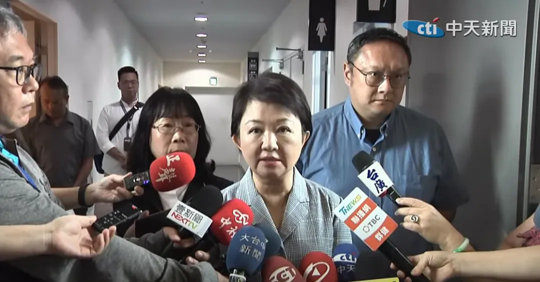 盧秀燕表示，由於中央刪除地方補助款，影響層面廣大，因此市府人員今親自北上行政院遞交訴願書。（圖/中天新聞）