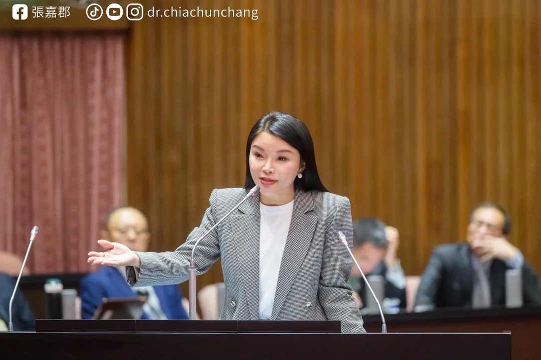 張嘉郡為此痛批政府,租屋補貼是內政部的政策,現在要地方政府負擔部分費用,根本就是「中央請客、地方埋單」。(圖取自張嘉郡臉書)