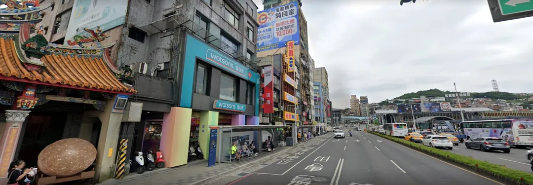 事發於2025年6月15日下午1時08分許,地點位在基隆市忠一路屈臣氏門市前方人行道。(圖/翻攝自爆料公社公開版)
