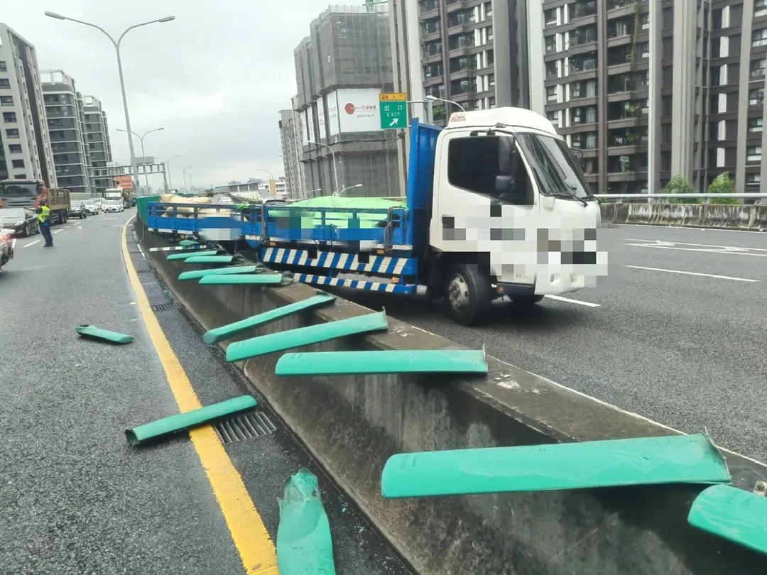自撞現場。(圖/翻攝畫面)