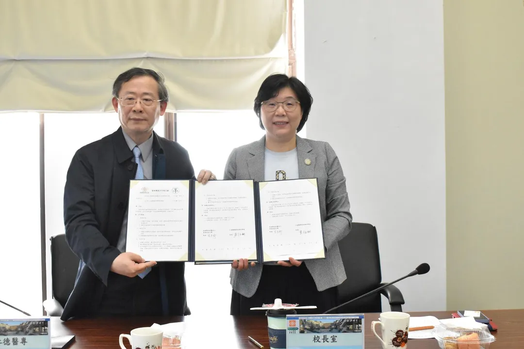 仁德醫專與長庚科大簽署合作備忘錄，左為仁德醫專校長黃柏翔，右為長庚科大范君瑜校長。（圖／仁德醫專提供）