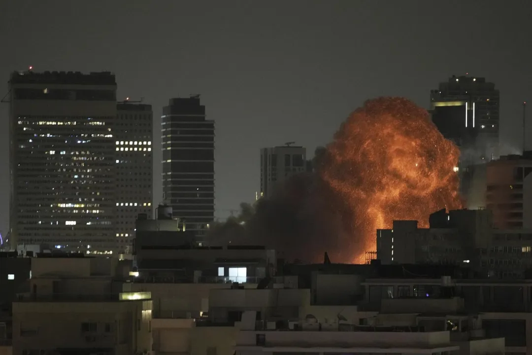 當地時間15日晚，伊朗的一枚飛彈在以色列首都特拉維夫爆炸。（圖／美聯社）