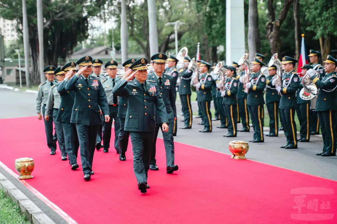 陸軍司令呂坤修在政戰主任史順文等陪同下參加陸官校慶。(圖/軍聞社)