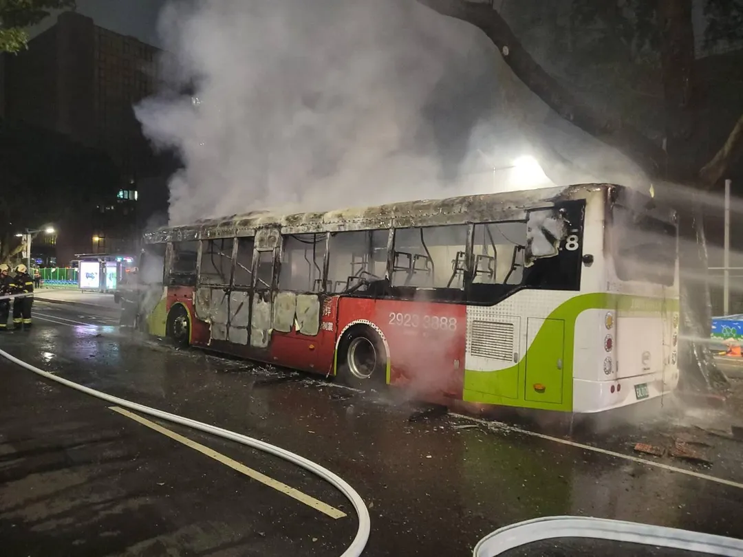 台北市長庚醫院前，大都會電動公車起火全面燃燒。（圖／翻攝畫面）