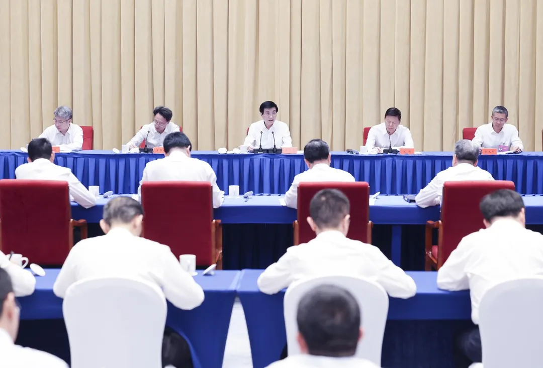 兩岸融合發展示範區建設專題推進會15日在福建廈門召開。中共中央政治局常委、大陸全國政協主席王滬寧（中）出席並發表講話。（圖／新華社）