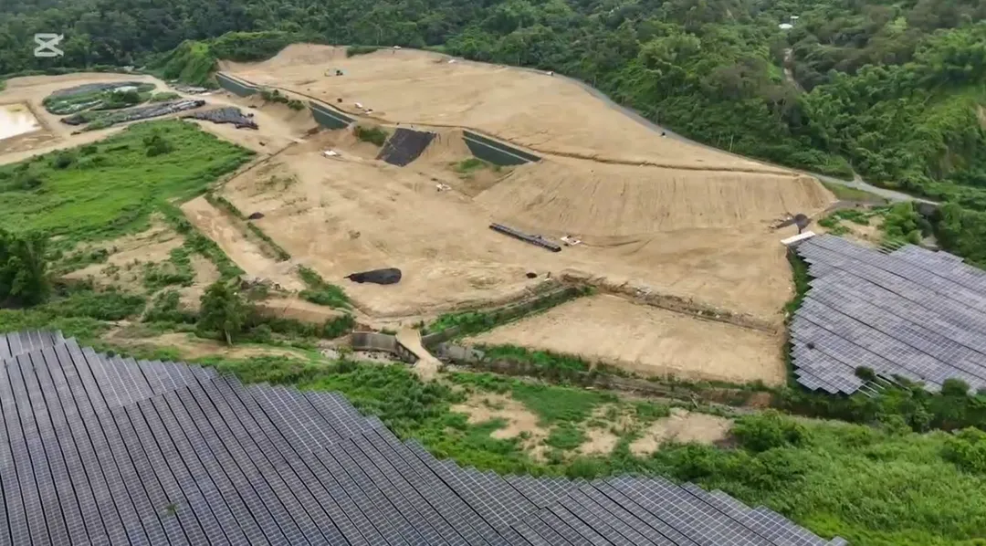 高雄大樹黑色光電板「吃掉山林」空拍畫面。（圖／劉學聖 提供）