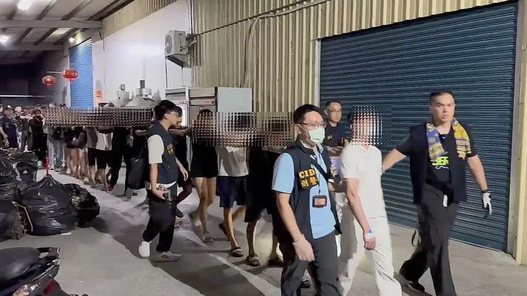 警方將54名涉案人等通通逮捕。(圖/翻攝畫面)