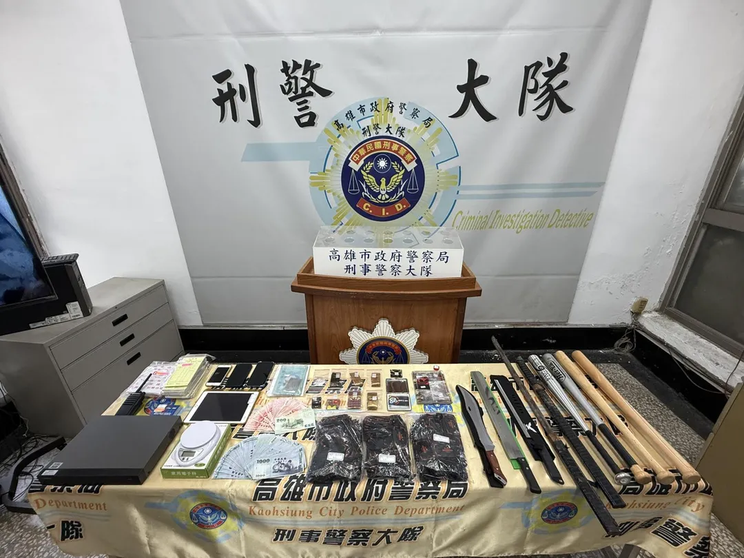 警方取得毒咖啡、贓款、各式武器等證物。(圖/翻攝畫面)