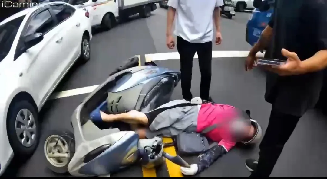 老翁騎機車突然倒地無呼吸心跳。（圖／翻攝畫面）