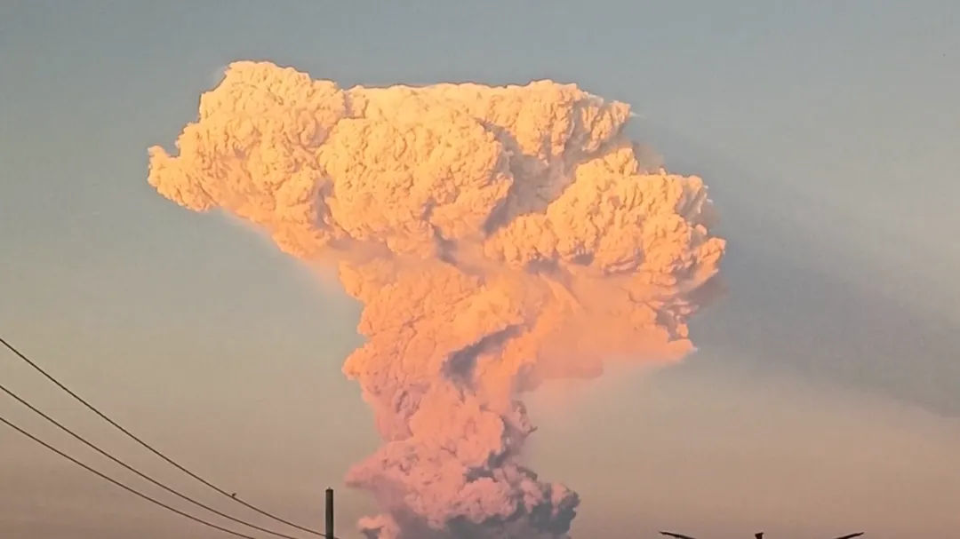 勒沃托比火山噴發,噴出了1萬1000公尺高的火山灰雲。(圖/美聯社)