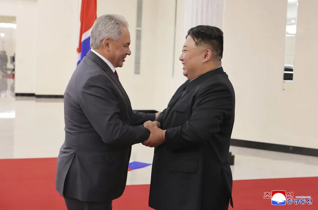金正恩與蕭依古6月17日在平壤會見握手。（圖／美聯社）