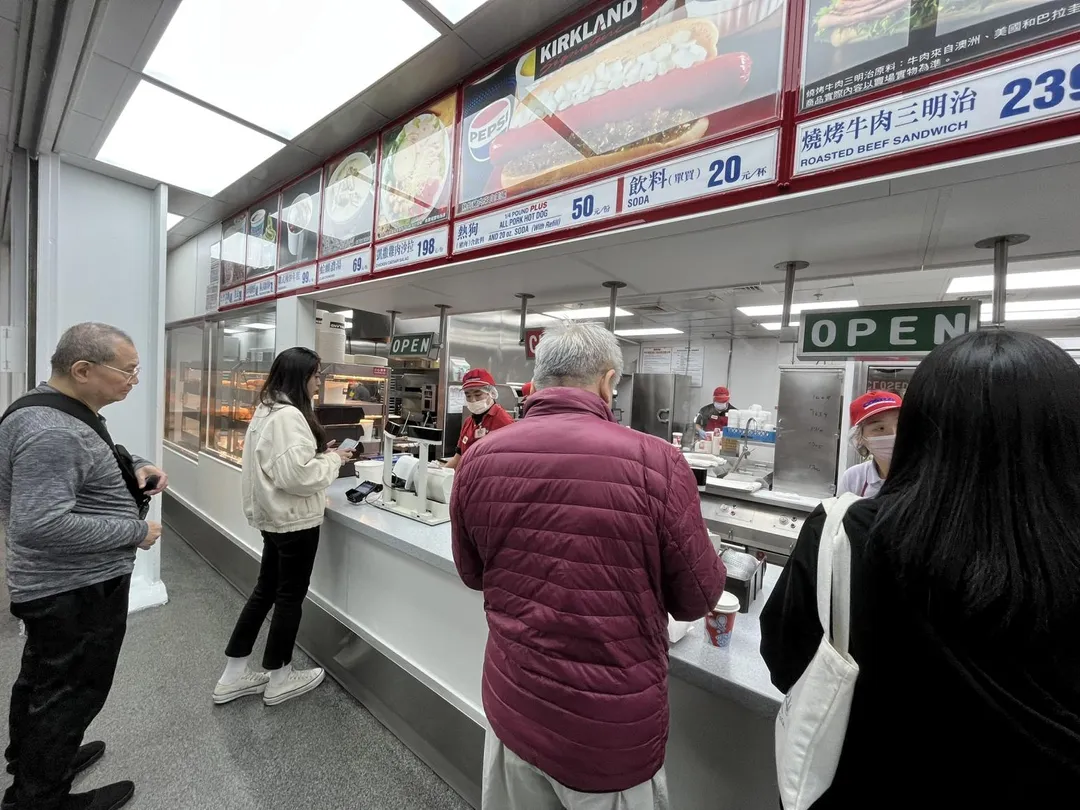 原PO將好市多試吃品與購買商品全部重新命名，看起來就像高級法式料理餐廳。（示意圖／中天新聞）